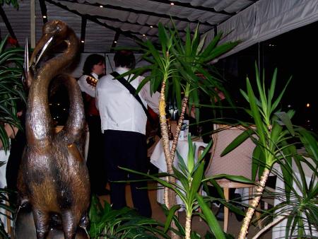 Musique douce mais � chaque table