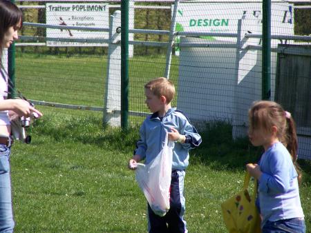 La chasse aux oeufs sur le terrain de football de Forville