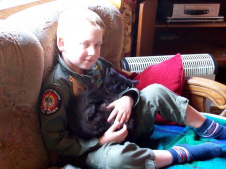 Pauvre petit chat, il se laisse tout faire !!