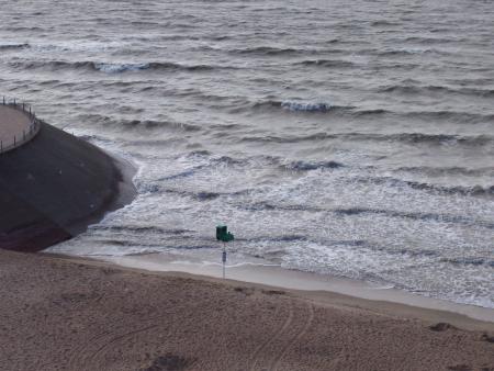 De l'appartement, regarder la mer. C'est tout ce qu'on pouvait faire.